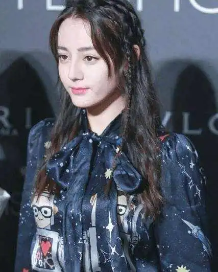 当红花旦迪丽热巴,最近爆出新款麻花小辫发型
