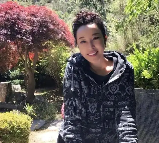 近日,刘晓庆的一组素颜跑步照片引发了热烈讨论.