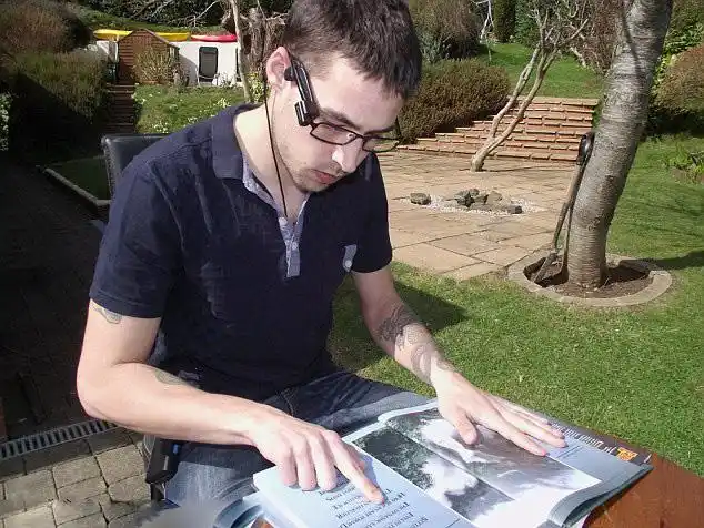 "盲人眼镜"助英男子重见光明 每副售价2500美元