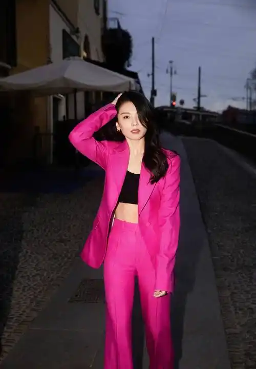 刘涛时装周首次尝试芭比粉色喇叭裤!明亮,前卫完善的管理!_风格_身材