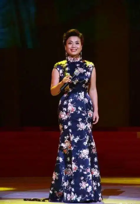 张也回农村老家被拍穿碎花旗袍裙虎背熊腰像村妇胖得有韵味