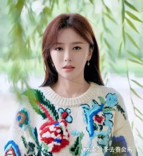 42岁张歆艺对比43岁秦岚打针脸和自然老去差别一目了然