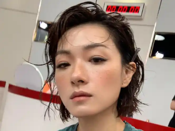 万茜晒照分享"雀斑妆",背景疑似《姐姐》现场,被指为回归信号