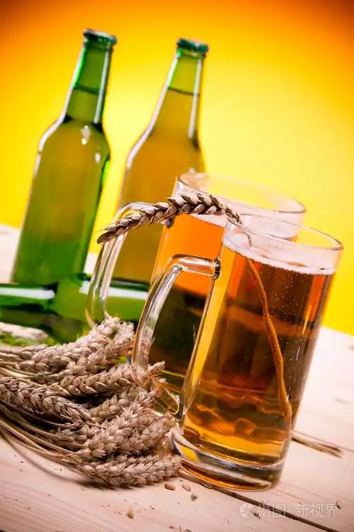 木制桌子上的冰镇啤酒