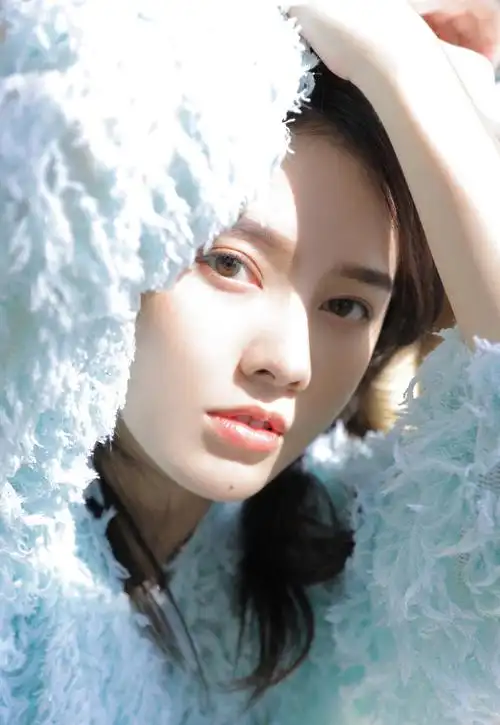 牛奶肌美女白皙细长美腿美女写真