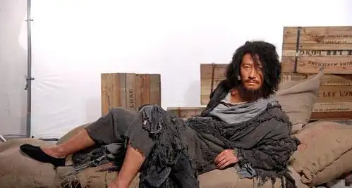 黎明《十月围城》造型 扮乞丐满面胡子拉碴