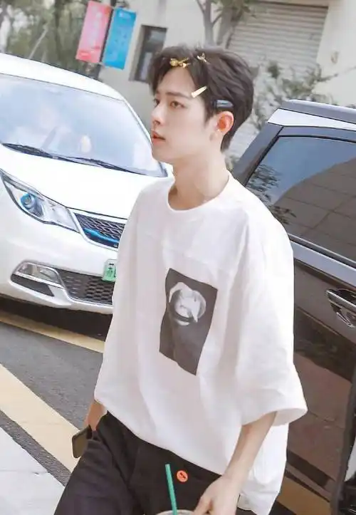 肖战现身做活动简单白t恤搭牛仔裤清爽帅气少年感很强