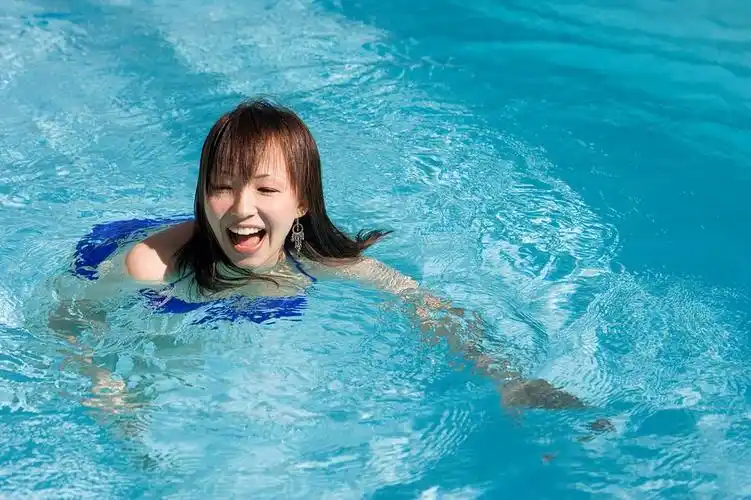 海泳,顾名思义就是在海里游泳了,利用这个假期我们可以去海边放松一下
