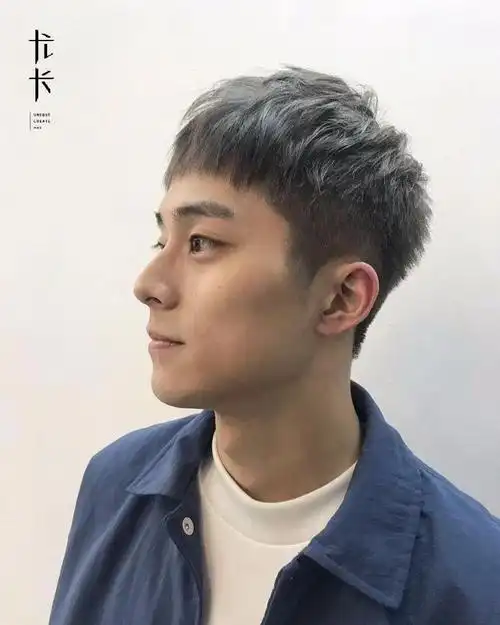 可谓老少皆宜发型后脑勺较扁或饱满的男生都可以依渐层推剪调整头型喔