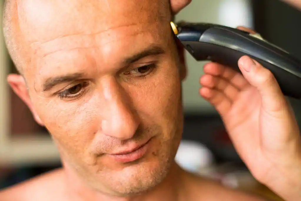 美发师使发型光头男人.