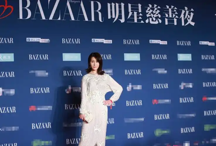 邵星颖芭莎慈善夜娉婷典雅 多年低调投身公益_明星