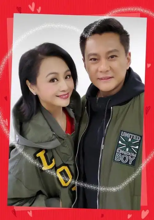 曹颖48岁生日,老公孩子表演双簧送祝福,儿子弹吉他唱歌颜值出众