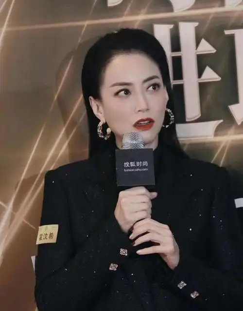 最美经纪人霍汶希样貌出众穿搭时髦哪像50岁的人