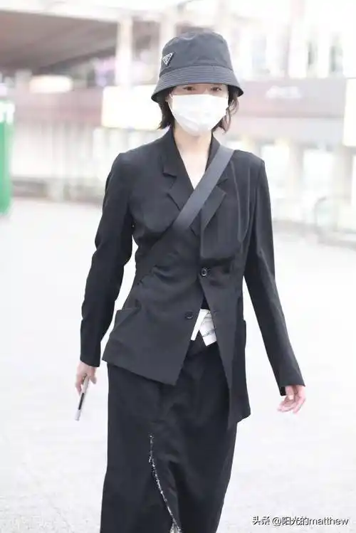 万茜现身北京机场,一袭黑色高冷范十足_高冷范_北京机场_万茜