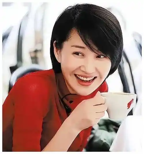 55岁许晴,未婚未育,坦言心声:若他在,我或已为母.