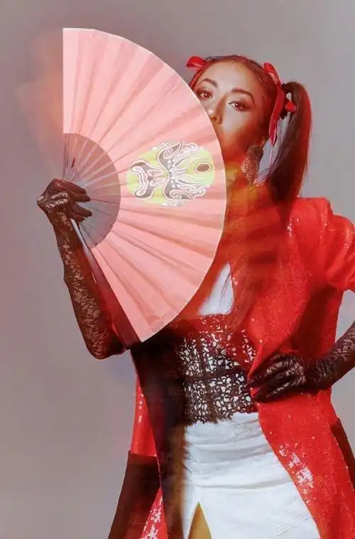 吉克隽逸不愧是天生尤物白色旗袍裙开叉到大腿一般人不敢尝试