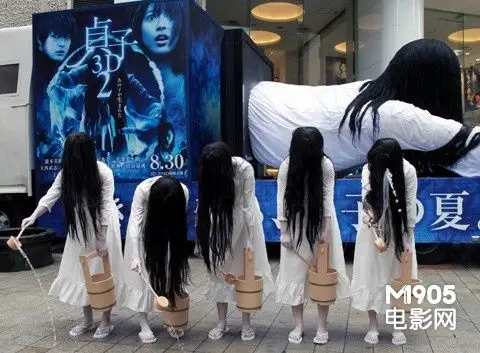 贞子3d2街头做宣传恐怖白衣贞子吓哭小孩