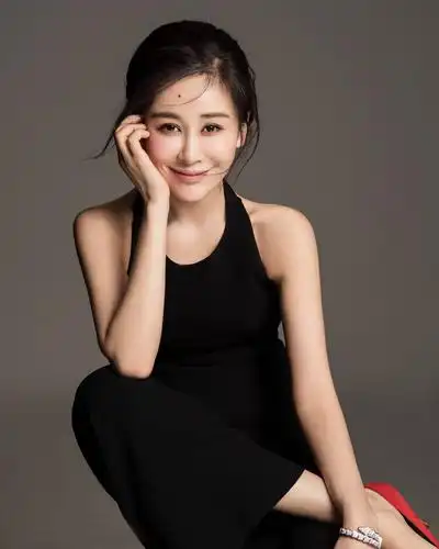 周扬曝最新知性写真优雅妩媚身材吸睛