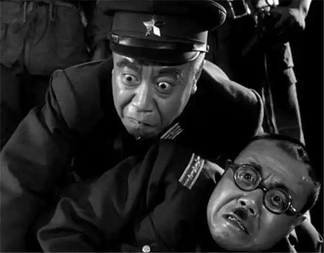 老电影地道战里那个老鬼子山田生活中曾被一群年轻人拉着当大哥