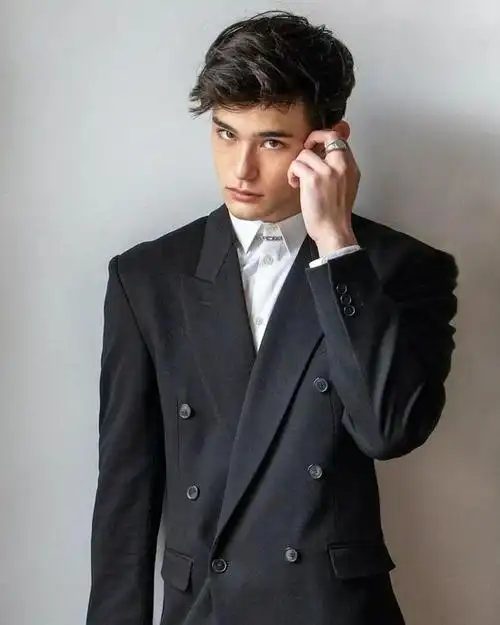 全新华裔混血男模亚历克斯·施拉布,有点像千玺