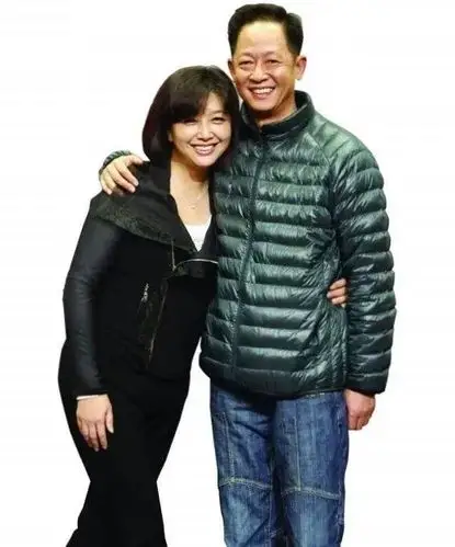 原创江珊年过半百风韵犹存一身黑衣黑裤大气优雅亲和力十足