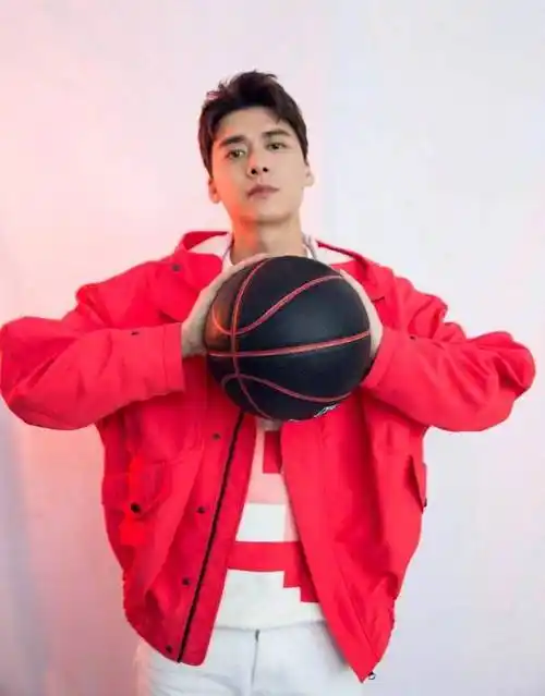 工作室晒出的图中李易峰抱着篮球摆着各种pose,表情更是霸道总裁上身