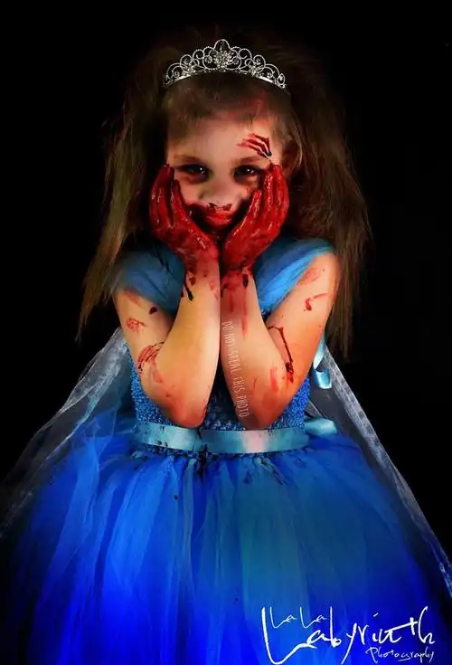 罗斯说:"有一次,一个小女孩打扮成睡美人僵尸回家,结果在街上吓坏了