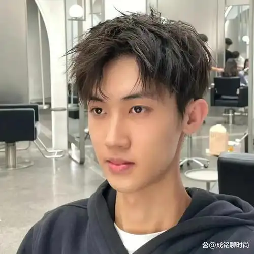 从这几年流行的男士发型就可以看得出,男生烫发现在有多吃香