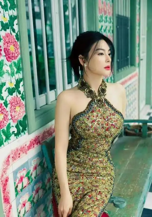 张雨绮身材真敢穿花瓶连衣裙直接穿小蛮腰太惊艳了