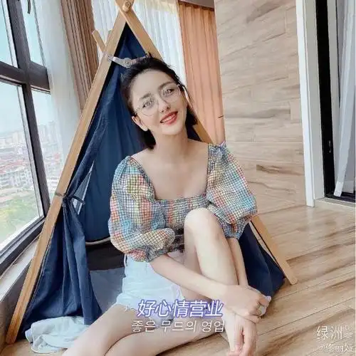 佟丽娅穿紧身上衣配热裤秀美腿》的全                    华人最新