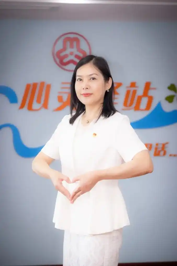 刘晓丽像星星一样为妇儿照亮道路