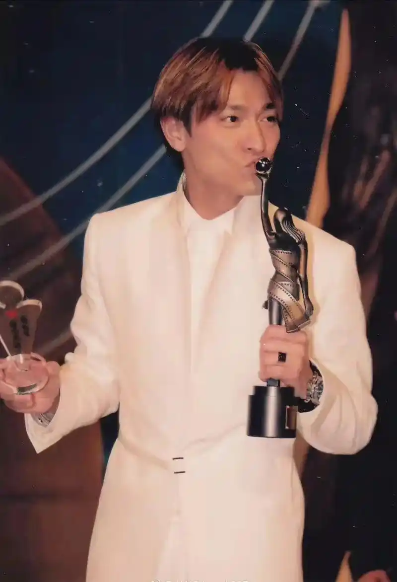 我拿出这张帅照,阁下该如何应对!#刘德华 #帅气 - 抖音