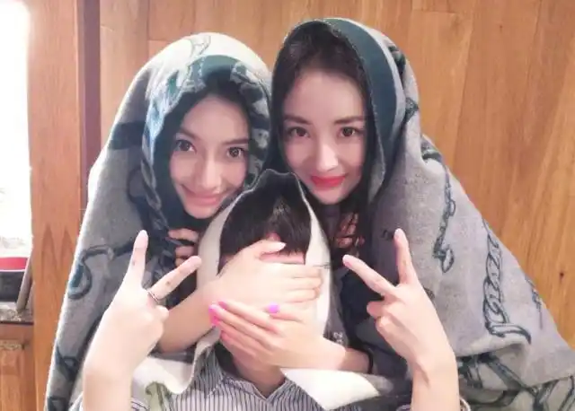 baby带小海绵游玩被拍到正面照确认过发型像黄晓明没错了