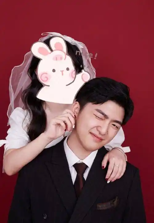 22岁男星刚过法定年龄就结婚,晒领证照抽奖发喜糖_刘志宏_照片_王源