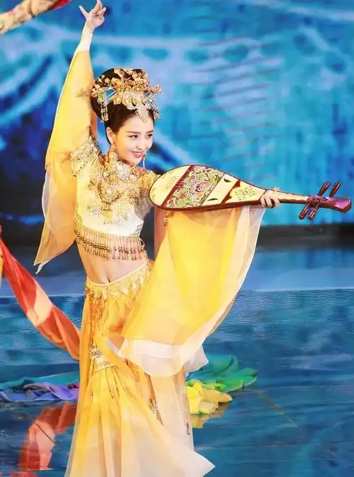 佟丽娅也丝毫不在掩饰,她穿着露着双腿的长裙露着双肩的礼服