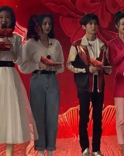 扎双马尾不玩性感扮可爱,跟王源同框像同龄人_休闲_时尚_白色