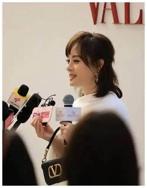 孙俪大变身!穿搭,发型大换新,神秘微调添韵意._形象_美貌_变化