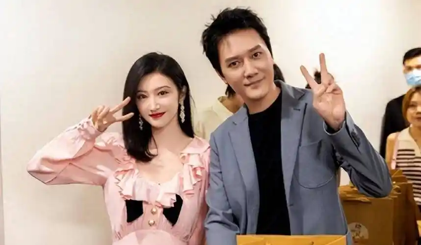 冯绍峰景甜官宣!男方甘愿当小跟班,女方晒合照!_回应_照片_作品