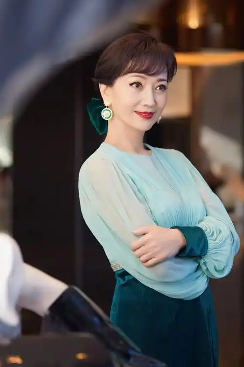 50岁郑秀文活动图震惊网友,盘点那些越老越有气质的明星!