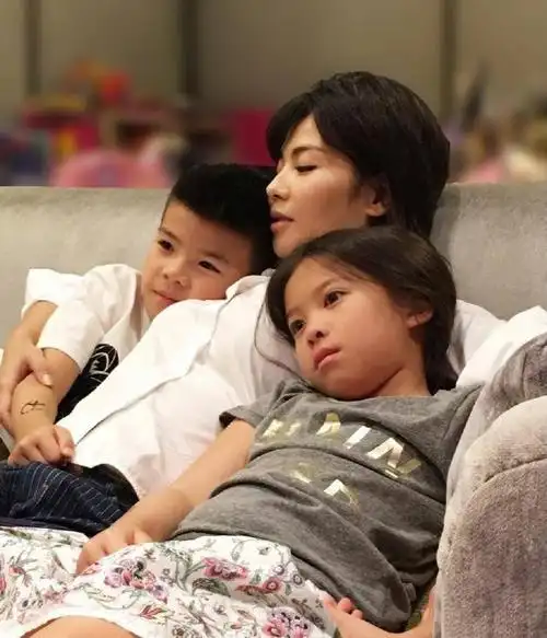 刘涛带孩子拍画报,11岁女儿颜值让人失望,还是儿子像刘涛