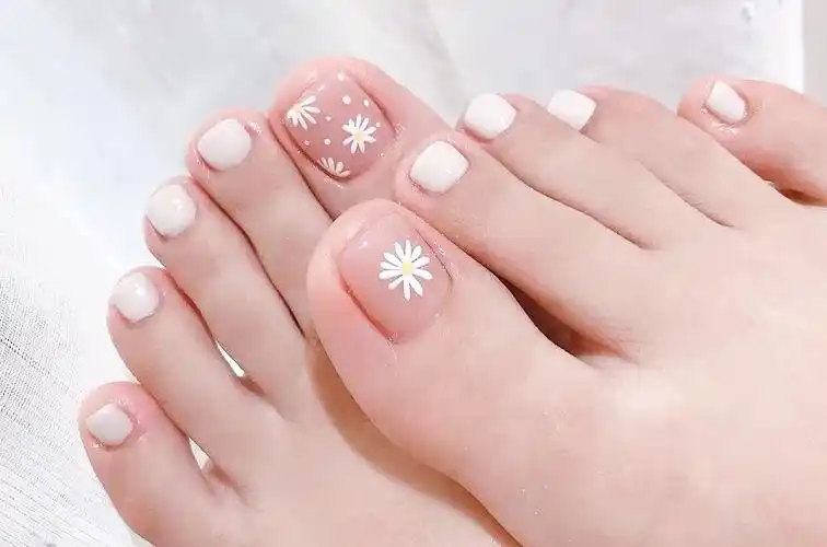 简约款白色系小雏菊脚趾甲美甲 【图】