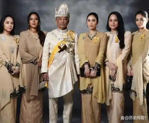 齐人之福马来西亚华裔男子同时娶两名老婆三人行婚宴照曝光