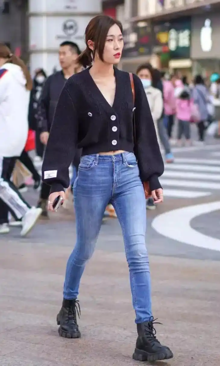 日常穿搭# 深蓝色t恤搭时尚紧身牛仔裤,休闲又靓丽秀出小蛮腰,女任抖