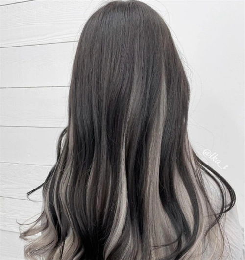 亚麻灰成今年潮流指标 不用漂染的灰色头发_2023年流行发型 - 美发站