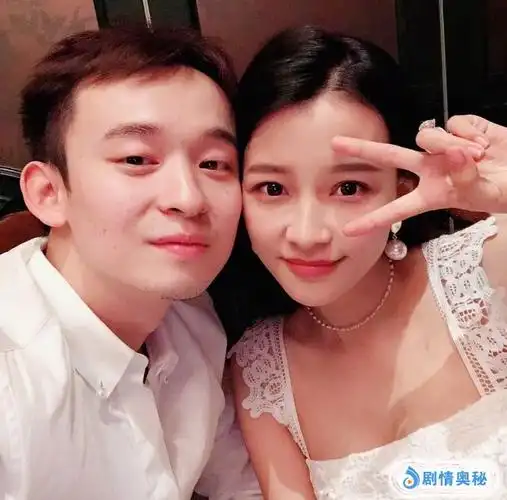 因颜值出众,出道不久就获得影帝青睐,闪婚生子后被老公宠成公主