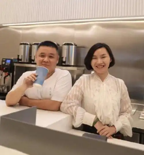 小凯在舞台面前是大明星,在父母眼中依旧是小孩子,王俊凯的妈妈在日常