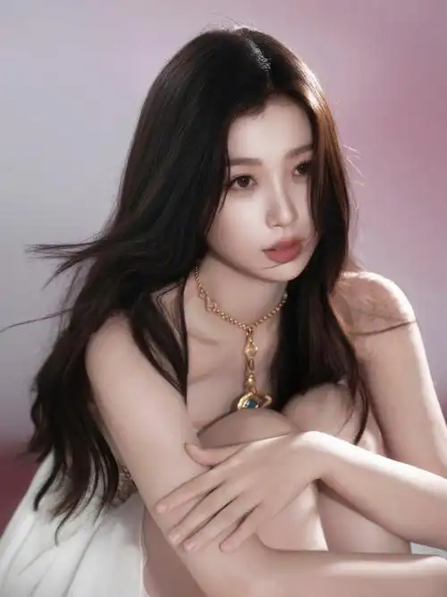 这是一组虞书欣最新的写真美图