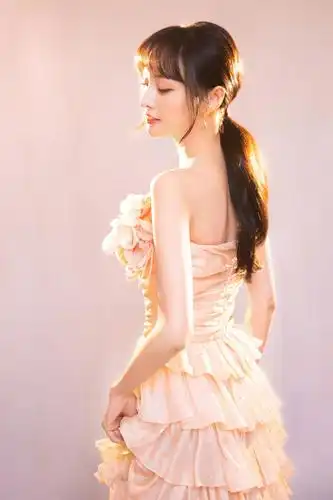 今晚郑爽身穿粉色蛋糕裙出席 这套装扮也太仙了吧@郑爽微博事务部