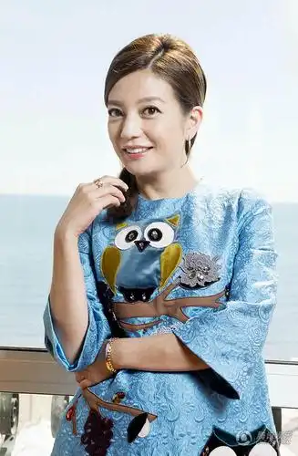 赵薇这次没穿错!麻花辫卡通裙 整个人都萌萌哒