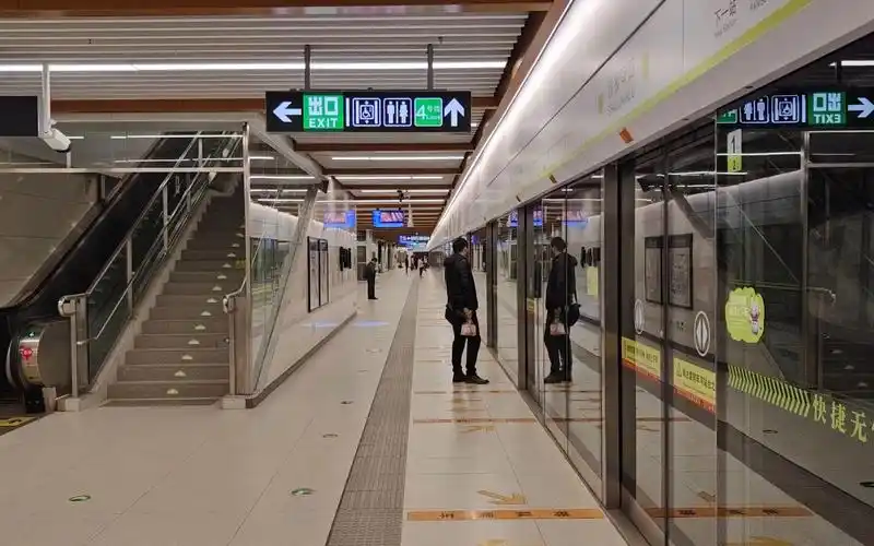 天津地铁10号线1020车进站